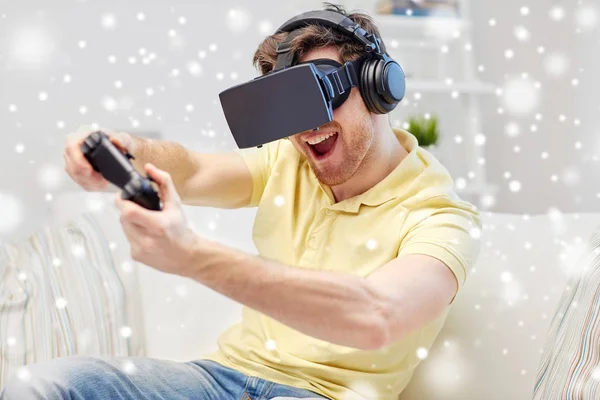 Hombre en auriculares de realidad virtual con controlador —  Fotos de Stock