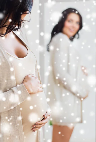Primer plano de la mujer embarazada mirando al espejo — Foto de Stock