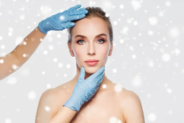 Chirurg oder Kosmetikerin Hände berühren Frau Gesicht — Stockfoto