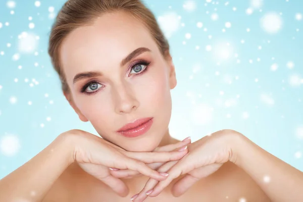 Close up of beautiful young woman face and hands — Stock Photo, Image