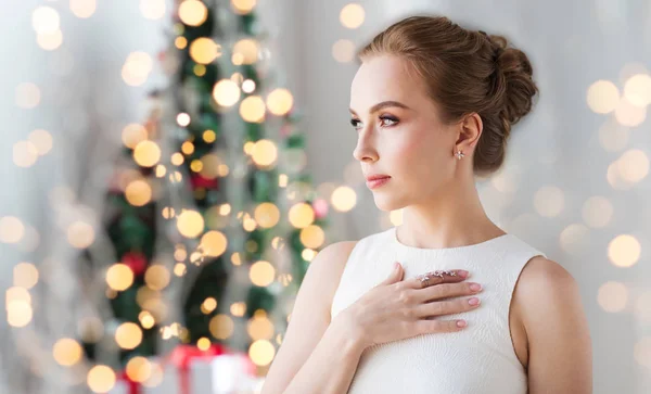 Женщина носит бриллиантовые украшения на Рождество — стоковое фото