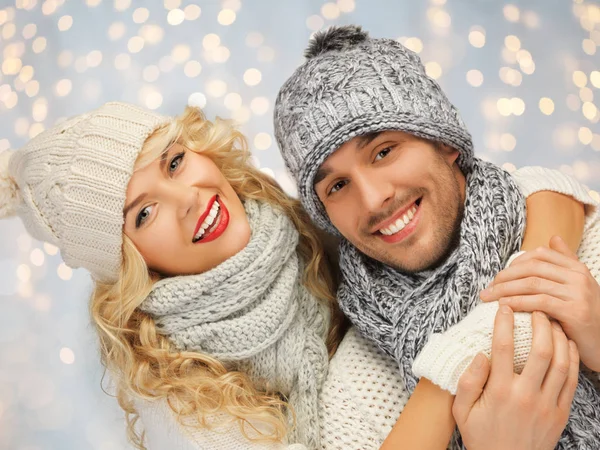 Ευτυχισμένη οικογένεια ζευγάρι σε χειμωνιάτικα ρούχα αγκάλιασμα — Φωτογραφία Αρχείου