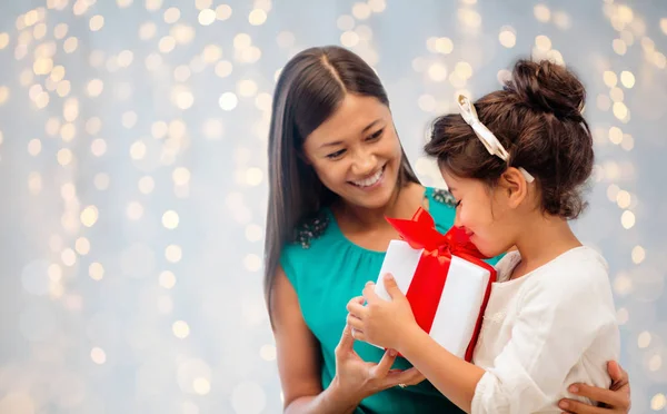 Gelukkig moeder en kind meisje met doos van de gift — Stockfoto