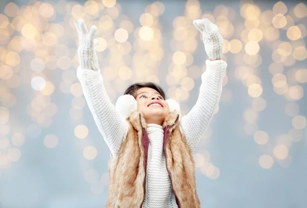 Glad liten tjej bära hörselkåpor över lampor — Stockfoto