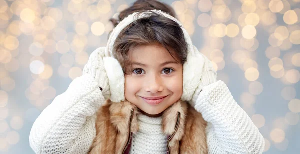 Szczęśliwa dziewczynka sobie nauszniki — Zdjęcie stockowe