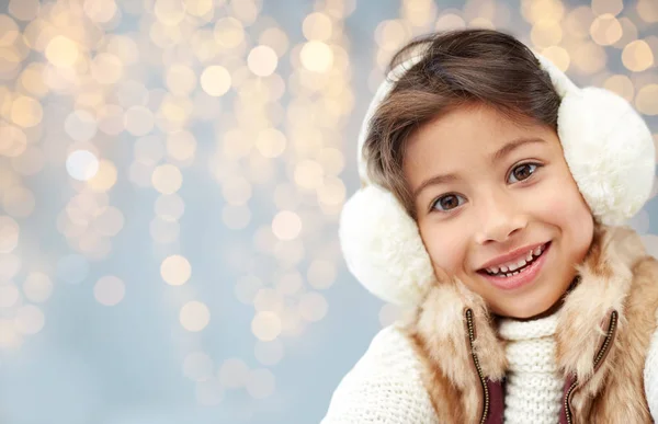 Glad liten tjej bära hörselkåpor — Stockfoto