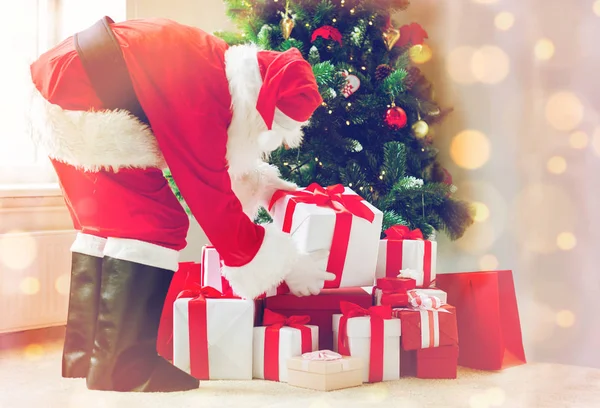 Человек в костюме Санта-Клауса с подарками — стоковое фото