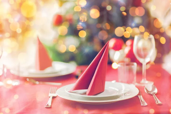 Habitación con árbol de Navidad y mesa decorada —  Fotos de Stock