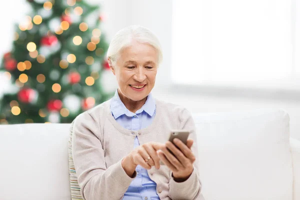 Senior femme avec smartphone textos à Noël — Photo