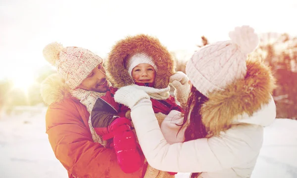 Família feliz com criança em roupas de inverno ao ar livre — Fotografia de Stock