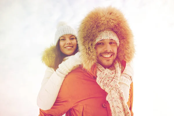Lyckliga paret ha roligt över vintern bakgrund — Stockfoto