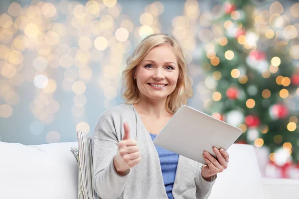 Happy woman with tablet pc showing thumbs up — Stock Photo, Image