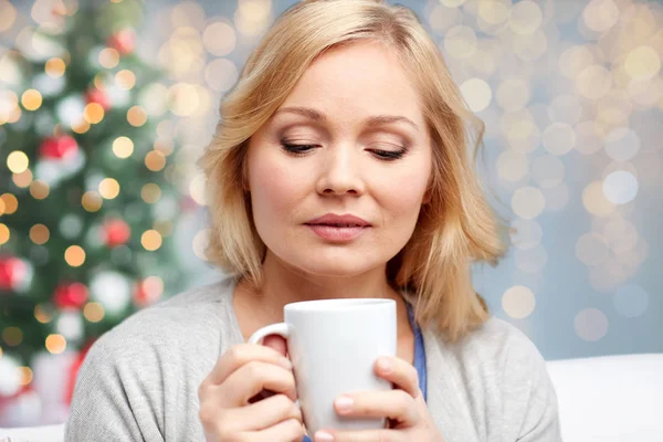 Γυναίκα με φλιτζάνι τσάι ή καφέ στα Χριστούγεννα — Φωτογραφία Αρχείου