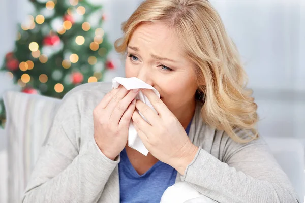 Malade femme soufflant nez à serviette en papier — Photo