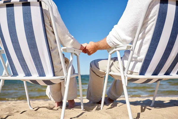 夏のビーチで椅子に座っている年配のカップル — ストック写真