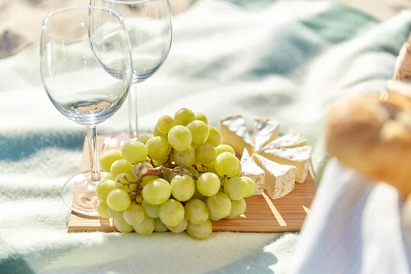 Şarap, gözlük ve gıda sahilde piknik — Stok fotoğraf