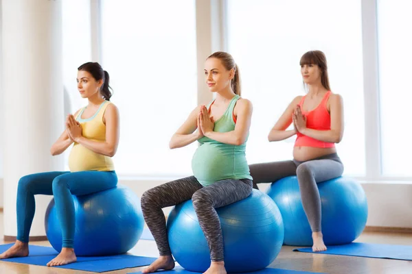 Mulheres grávidas felizes exercitando no fitball no ginásio — Fotografia de Stock