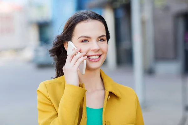 Lachende jonge vrouw of meisje bellen op smartphone — Stockfoto