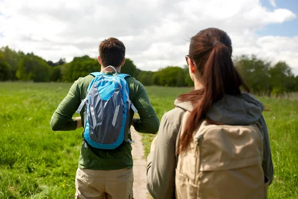 Close up of couple with backpacks hiking outdoors — Stock Photo, Image