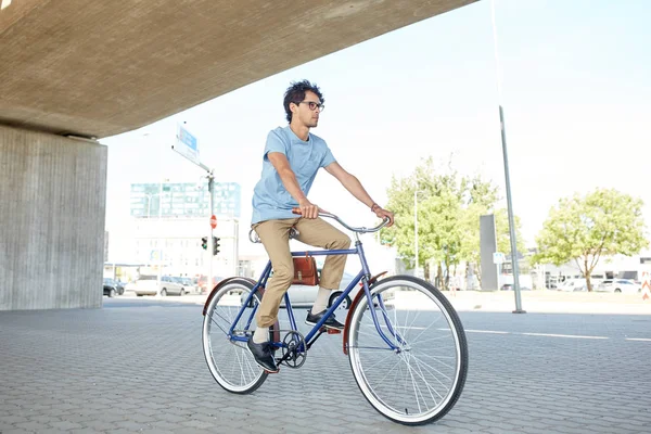 Genç hippi sabit vites bisikleti sürüyor. — Stok fotoğraf