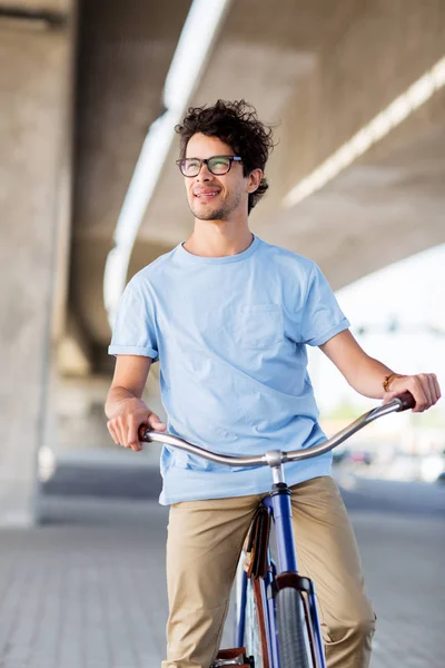 Jovem hipster homem equitação fixo engrenagem bicicleta — Fotografia de Stock
