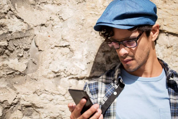 Hipster man SMS bericht op smartphone — Stockfoto