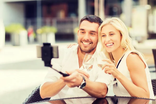 Šťastný pár při selfie s smartphone v kavárně Stock Obrázky
