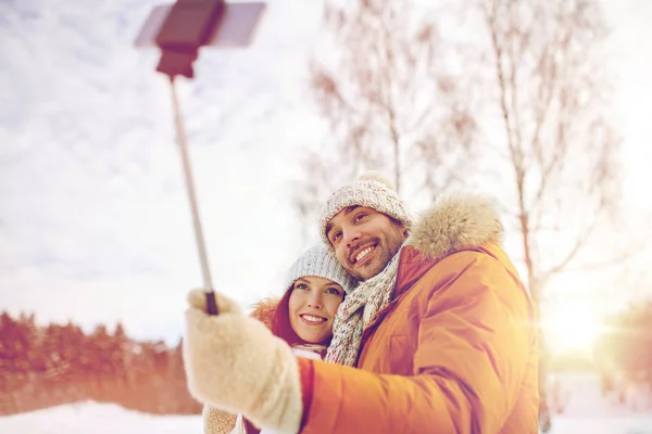 Pasangan bahagia selfie oleh smartphone di musim dingin Stok Foto Bebas Royalti