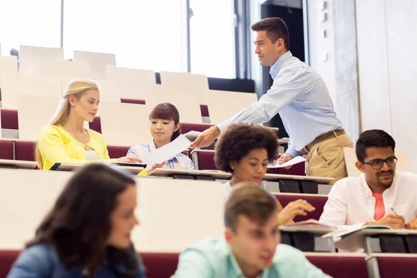 Lärare ger testet till studenter på föreläsning — Stockfoto