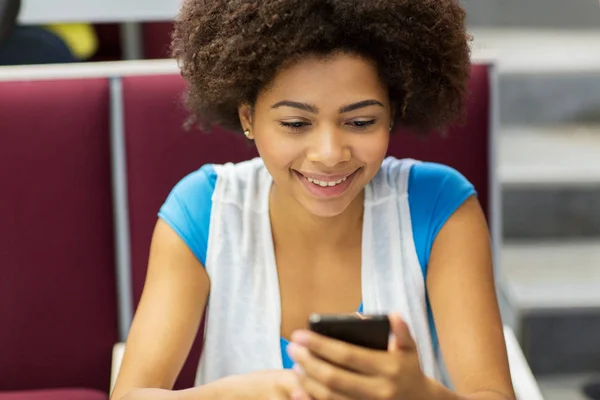 Menina estudante africano com smartphone em palestra — Fotografia de Stock