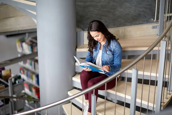 Estudiante de secundaria chica leyendo libro en la biblioteca —  Fotos de Stock