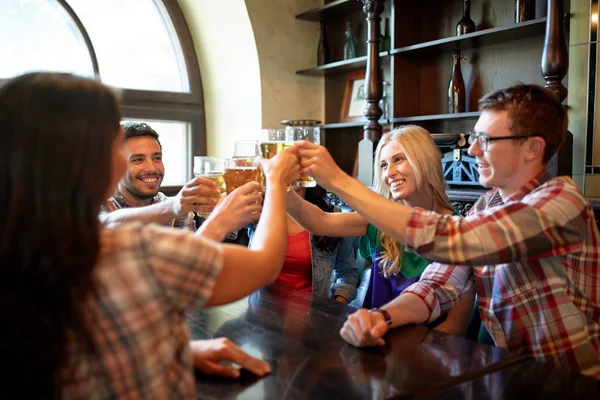 Amigos felizes bebendo cerveja no bar ou pub — Fotografia de Stock