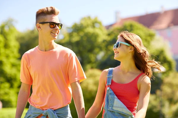Glückliches Teenie-Paar spaziert durch Sommerpark — Stockfoto