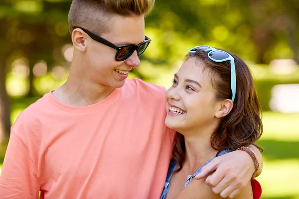 Gelukkige tiener paar kijken elkaar in park — Stockfoto