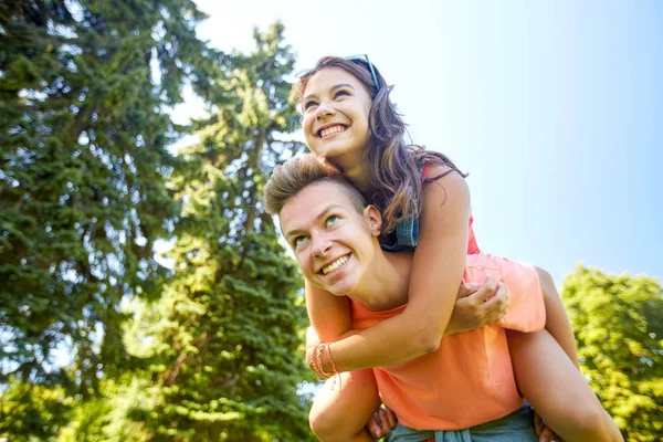 Glückliches Teenie-Paar hat Spaß im Sommerpark — Stockfoto