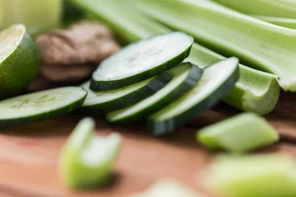 Närbild av selleri stjälkar och skivad gurka — Stockfoto