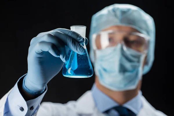 Primer plano del científico sosteniendo el matraz con sustancia química — Foto de Stock