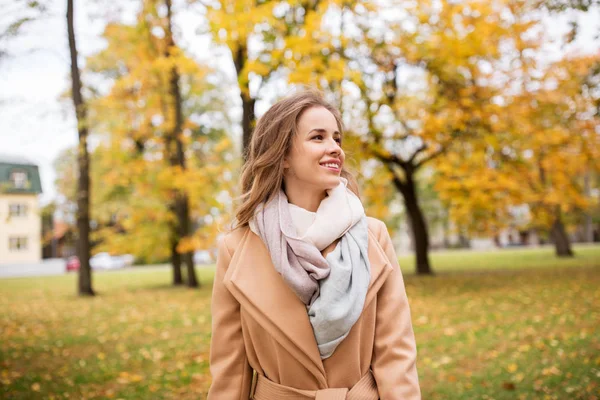 Vacker glad ung kvinna promenader i höst park — Stockfoto