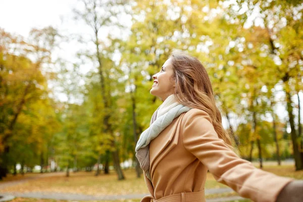 Belle jeune femme heureuse marchant dans le parc d'automne — Photo