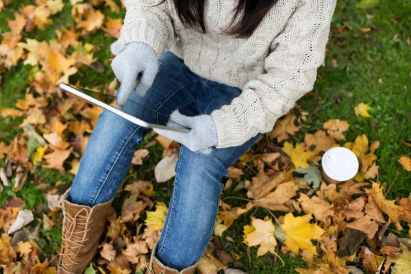 Femme avec tablette pc et café dans le parc d'automne — Photo