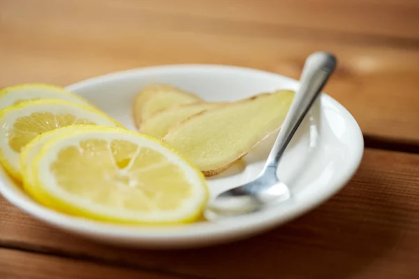 Limón y jengibre en el plato con cuchara —  Fotos de Stock