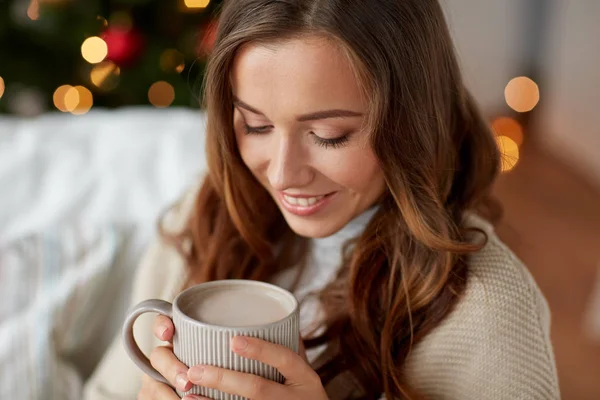 Közelkép a nő iszik kakaót, karácsony — Stock Fotó