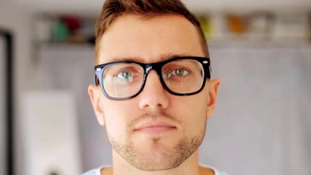 Feliz hombre sonriente en gafas — Vídeos de Stock