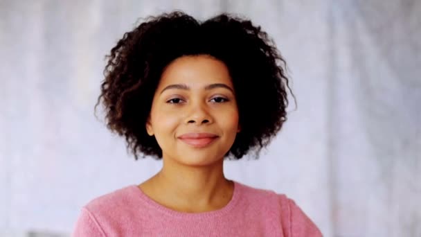 Feliz sonriente africano americano joven cara de mujer — Vídeo de stock