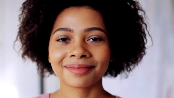 Feliz sorridente afro-americano jovem mulher rosto — Vídeo de Stock