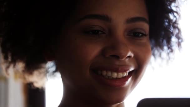 Mulher americana africana feliz com tablet pc — Vídeo de Stock