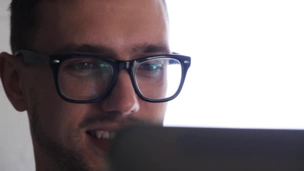 Joven feliz en gafas con la tableta de la PC — Vídeos de Stock