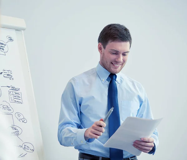 Grupp av leende affärsmän i office — Stockfoto