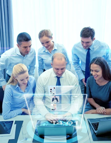 Gente de negocios sonriente con computadora portátil en la oficina — Foto de Stock