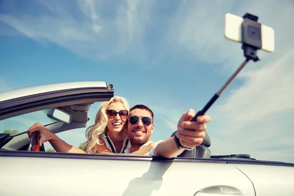 Glückliches Paar macht Selfie mit Smartphone im Auto — Stockfoto